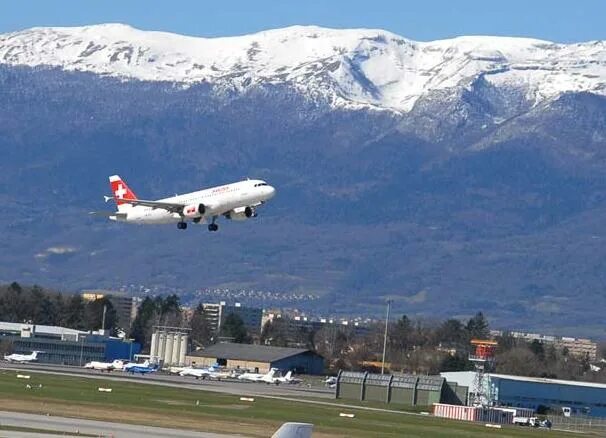 Поставь аэропорт. Аэропорт Женева Швейцария. Аэропорт Куршевель. Аэропорт Куантран. Швейцария самолет.