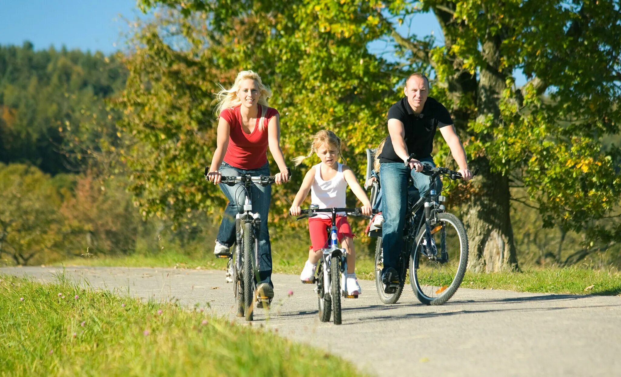 Можно ли беременным ездить на велосипеде. Катание на велосипеде. Семья на велосипедах. Семейная прогулка на велосипедах. Прогулка на велосипеде.