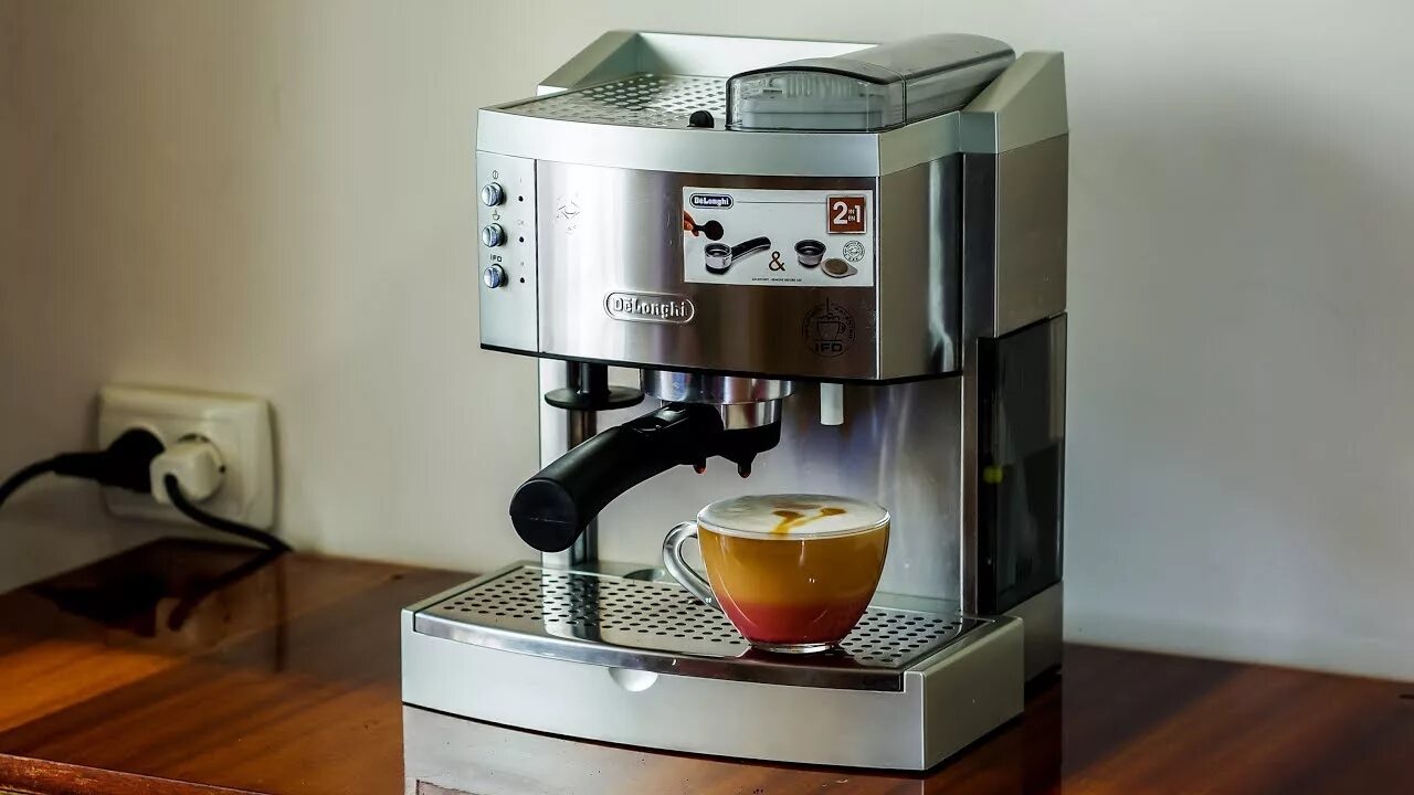 Кофемашины delonghi magnifica. Делонги кофемашина эспрессо. Кофемашина делонги приготовление. Кофемашина делонги приготовление. Delonghi coffee machine.