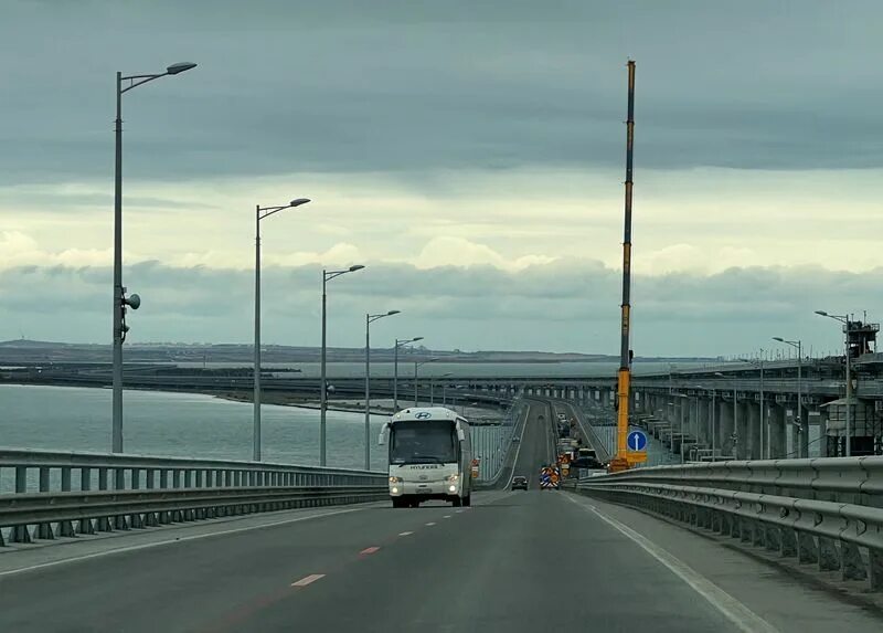 Крымский мост 2023. Атаки на крымский мост 2023. Пролеты крымского моста. Пробка на крымском мосту. Реальная обстановка на крымском мосту.