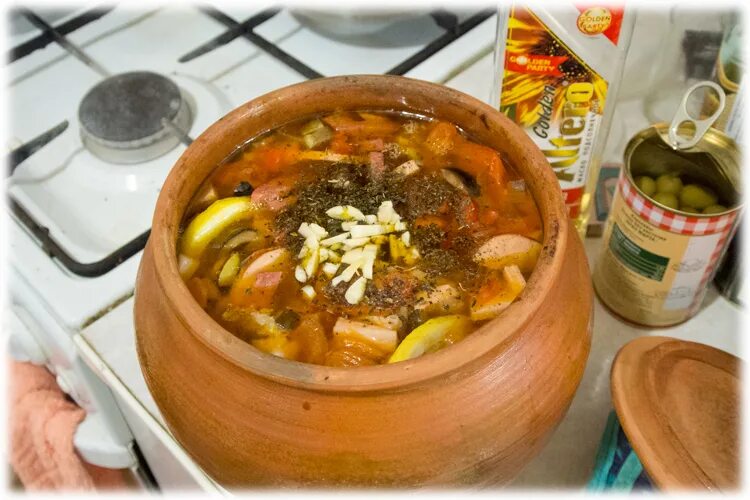 Солянка старомосковская в горшочках. Солянка меню. Солянка блюдо. Солянка сборная в горшочке. Солянка блюдо.