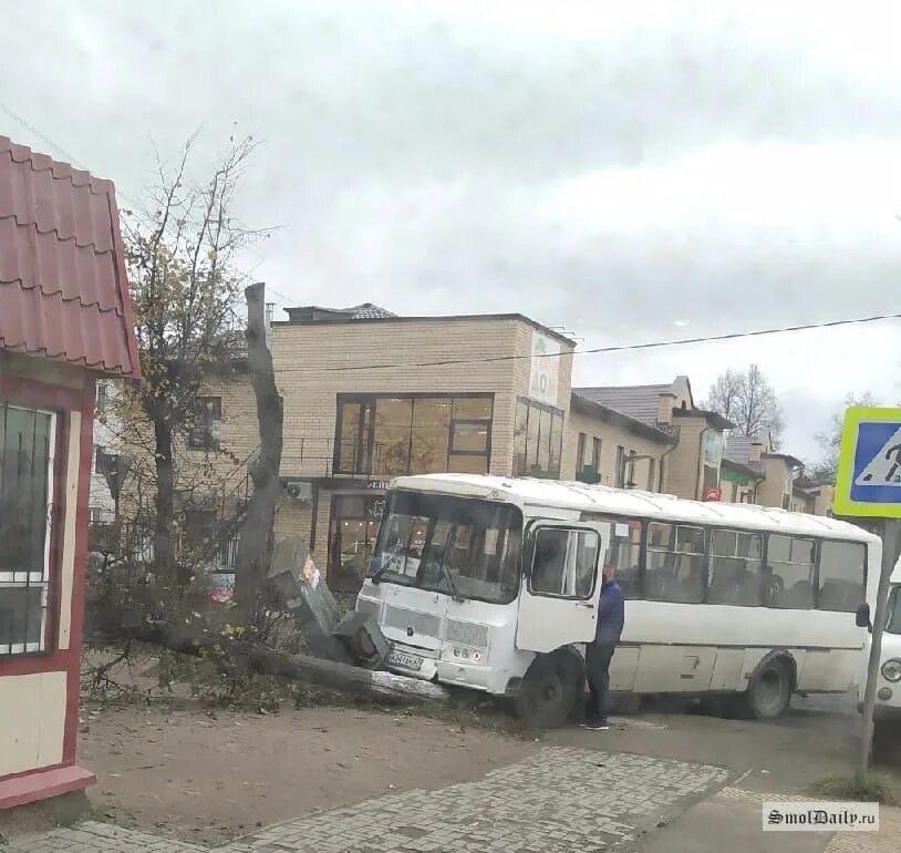 Маршрутка починок смоленск. Автобус ярцево смоленск. автовокзал ярцево смоленск. дтп ярцево смоленской области. авария автобуса в смоленске.