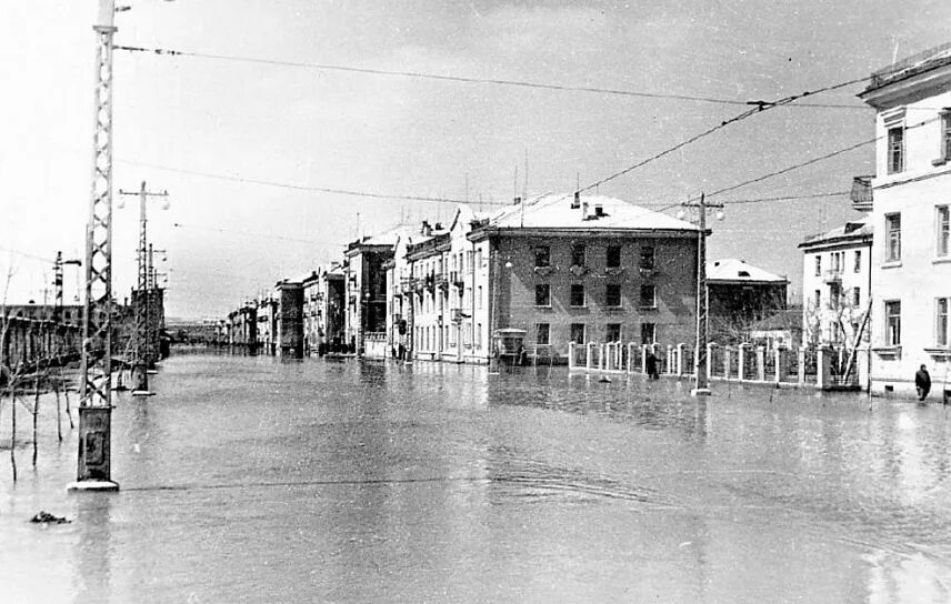 Какие улицы затопила в городе орске. Новотроицк 1957 наводнение. Наводнение в Орске в 1957. Оренбург наводнение 1942 года. Разлив Урала в Оренбурге 1957.