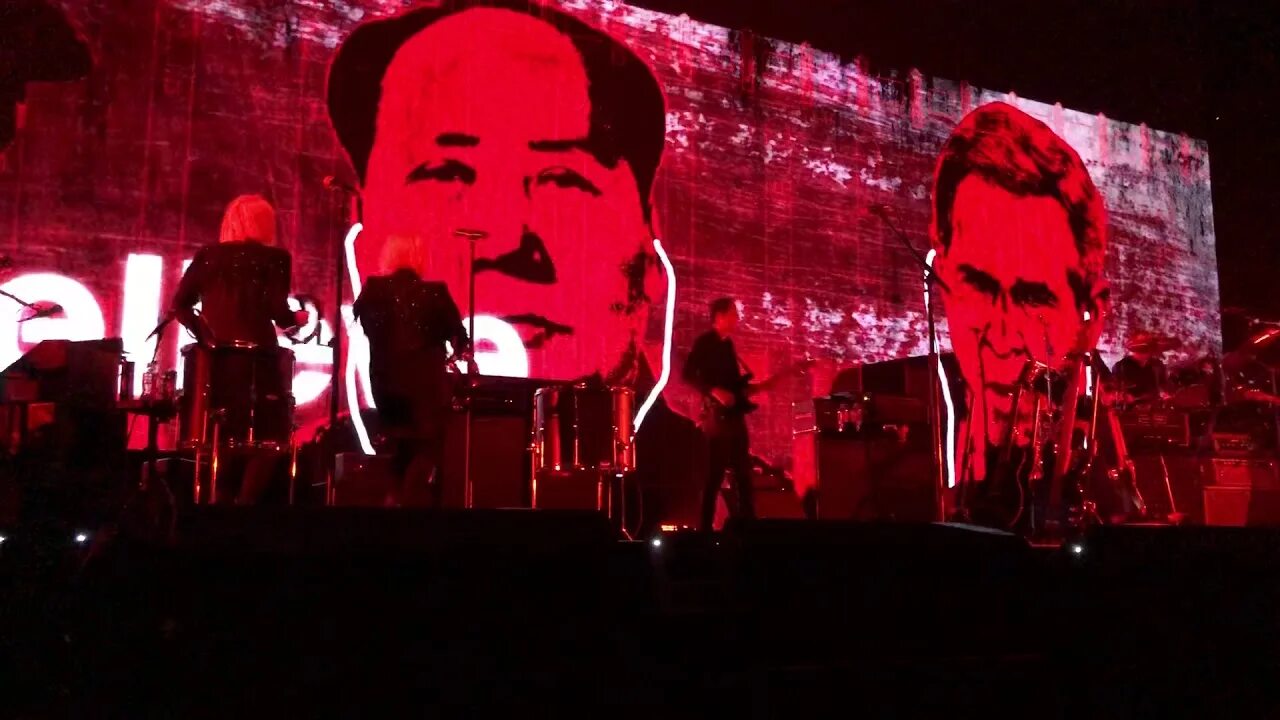 Us and them live. Роджер Уотерс Pigs Live. Roger Waters Moscow 2018. Роджер Уотерс в Москве 2018. Концерт Роджера Уотерса свинья.