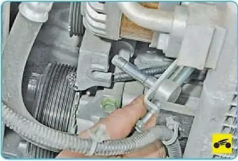 Removal and installation of an automatic tensioner of a belt of a drive of auxil