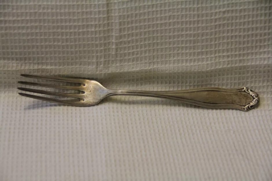 Клеймо на вилке wmf 100. Wmf 90 вилка. Вилка wellner patent 90 45. Wellner 90 вилка. Wmf 100 patent ложка.