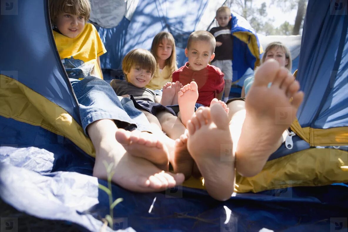 Boy feet groups. Boy feet groups. Феет бойс. Тайфлас феет. Кавказцы barefoot.