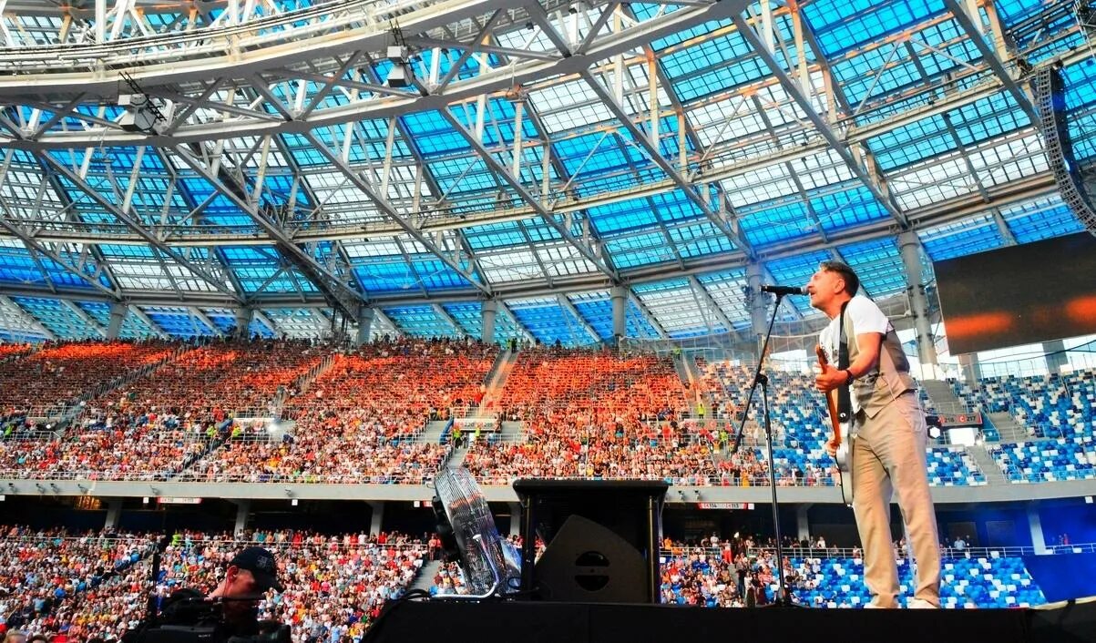 Ленинград Лужники 2023. Концерт на стадионе. Поет стадион. Огромный стадион концерт.