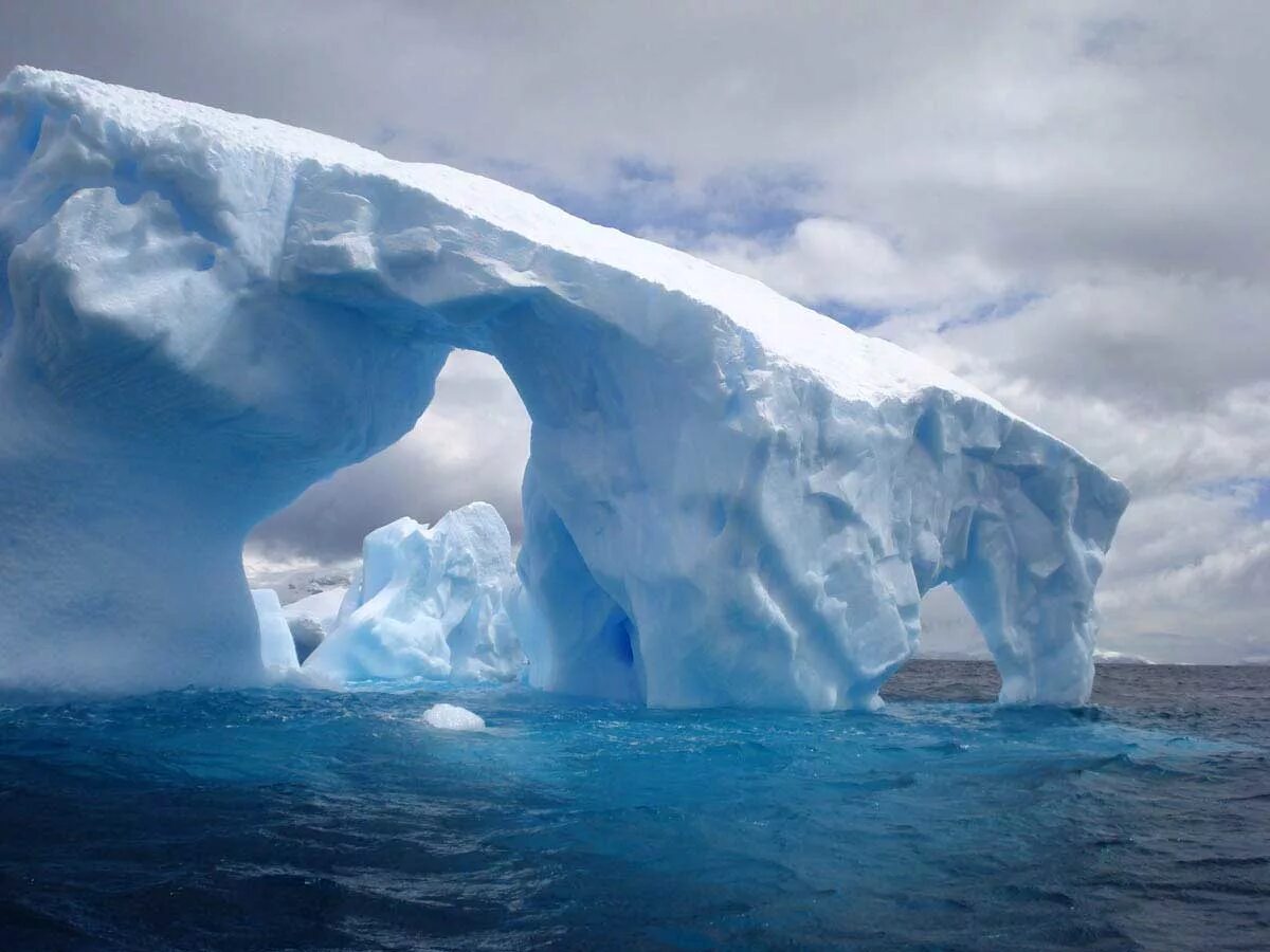 2 северный ледовитый океан. Айсберги Северного Ледовитого океана. Арктика Северный Ледовитый океан. Северный Ледовитый океан полюс. Айсберг в Ледовитом океане.