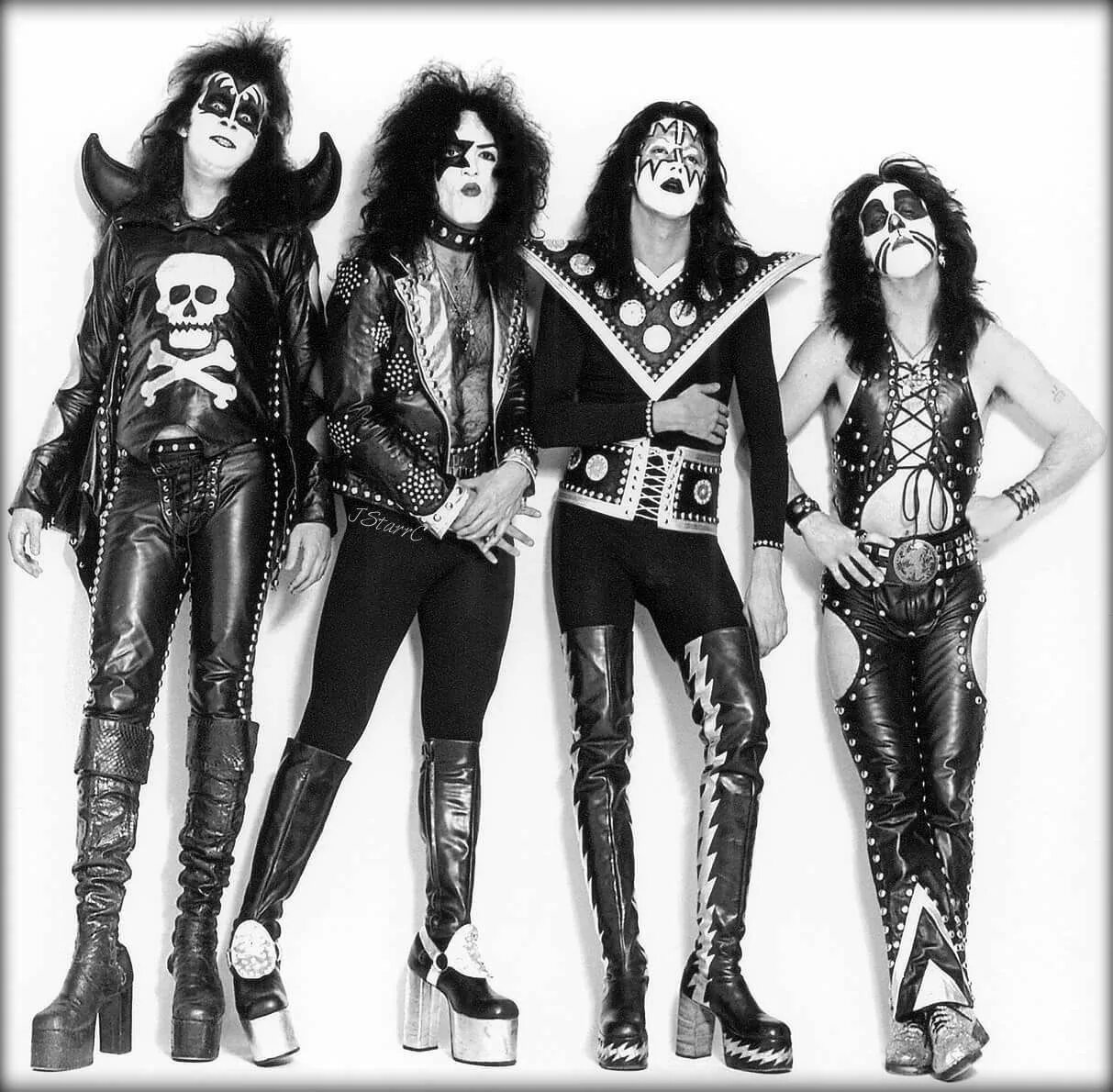 Группа Кисс 1973. Пол Стэнли 1973. Группа Кисс в 1977 году. Kiss Band пол Стэнли. Kiss истории