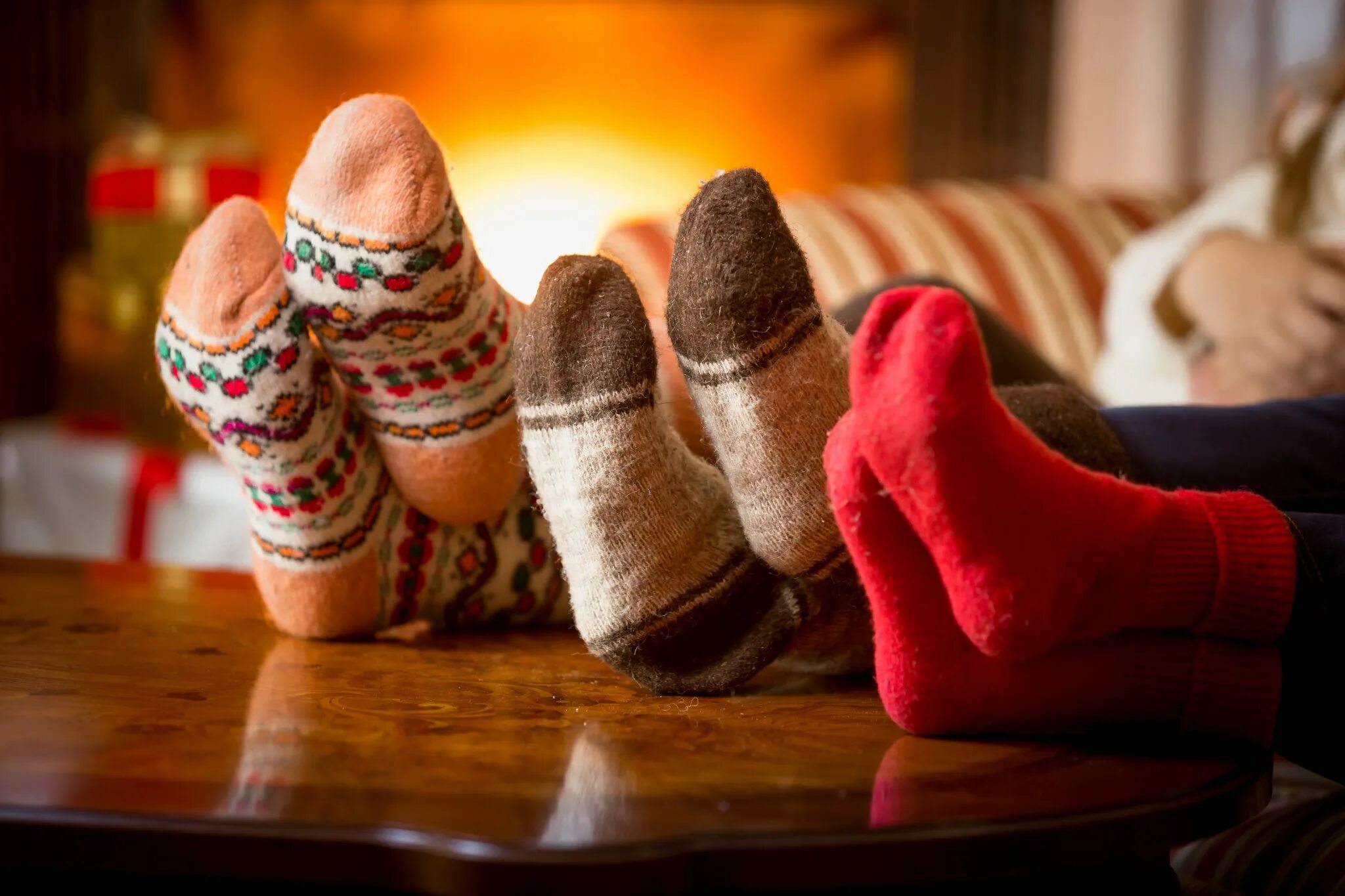 Связываем теплом. Теплые носки. Ножки в шерстяных носках. Ноги в вязаных носках. Носки для всей семьи.