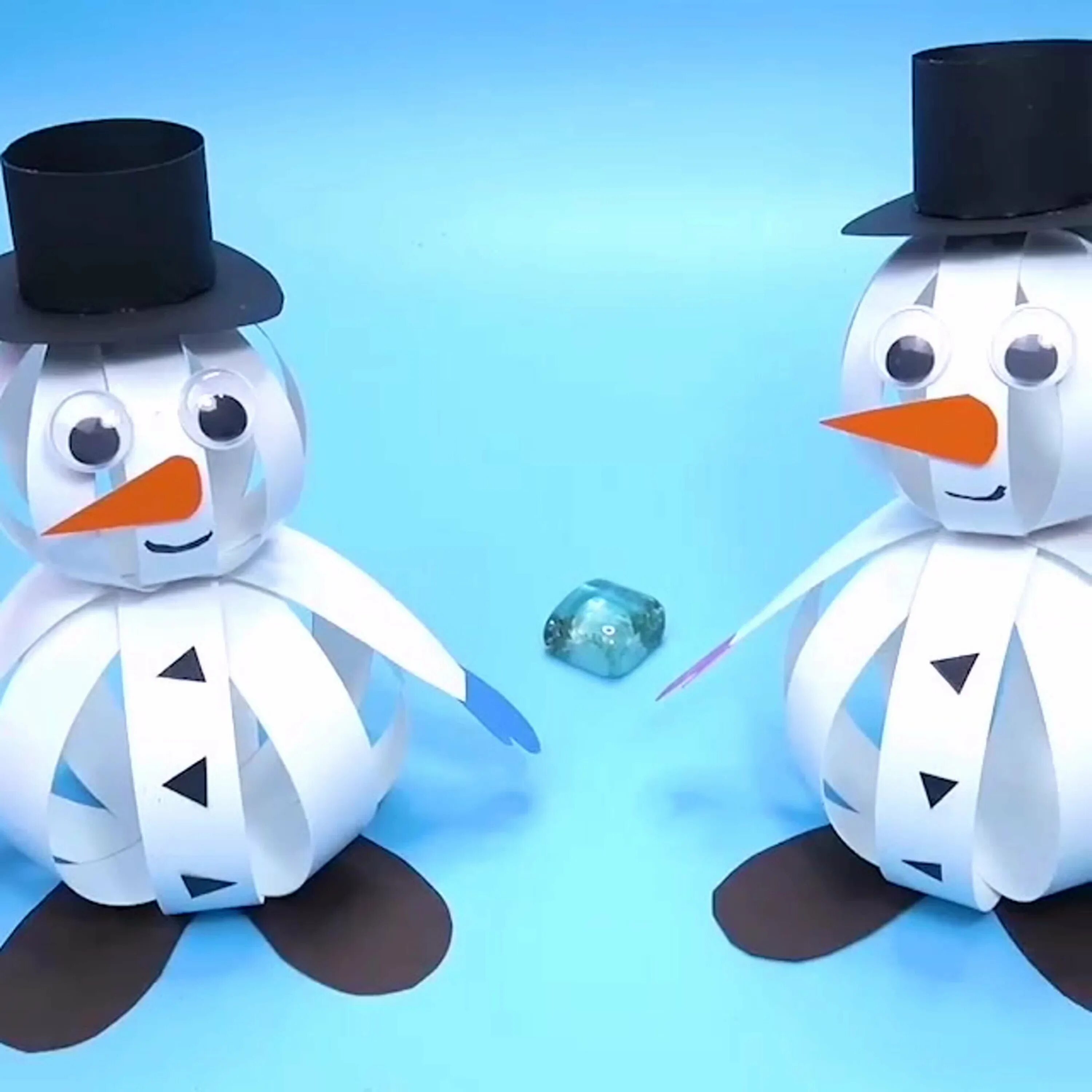 Веселые снеговики из бумаги. Снеговик из бумаги своими руками объемный. Покажи как сделать снеговика из бумаги. Объясный снеговик из бумаги. Поделка снеговик объемный.