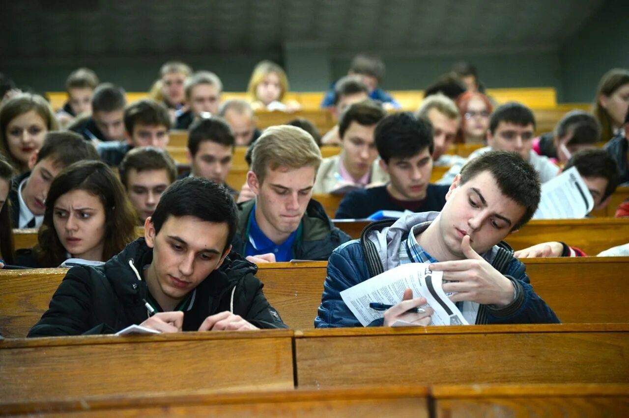 Аудитория в университете. Институт студенты. Студентка вуза. Лекция в вузе. Студенты в вузе.