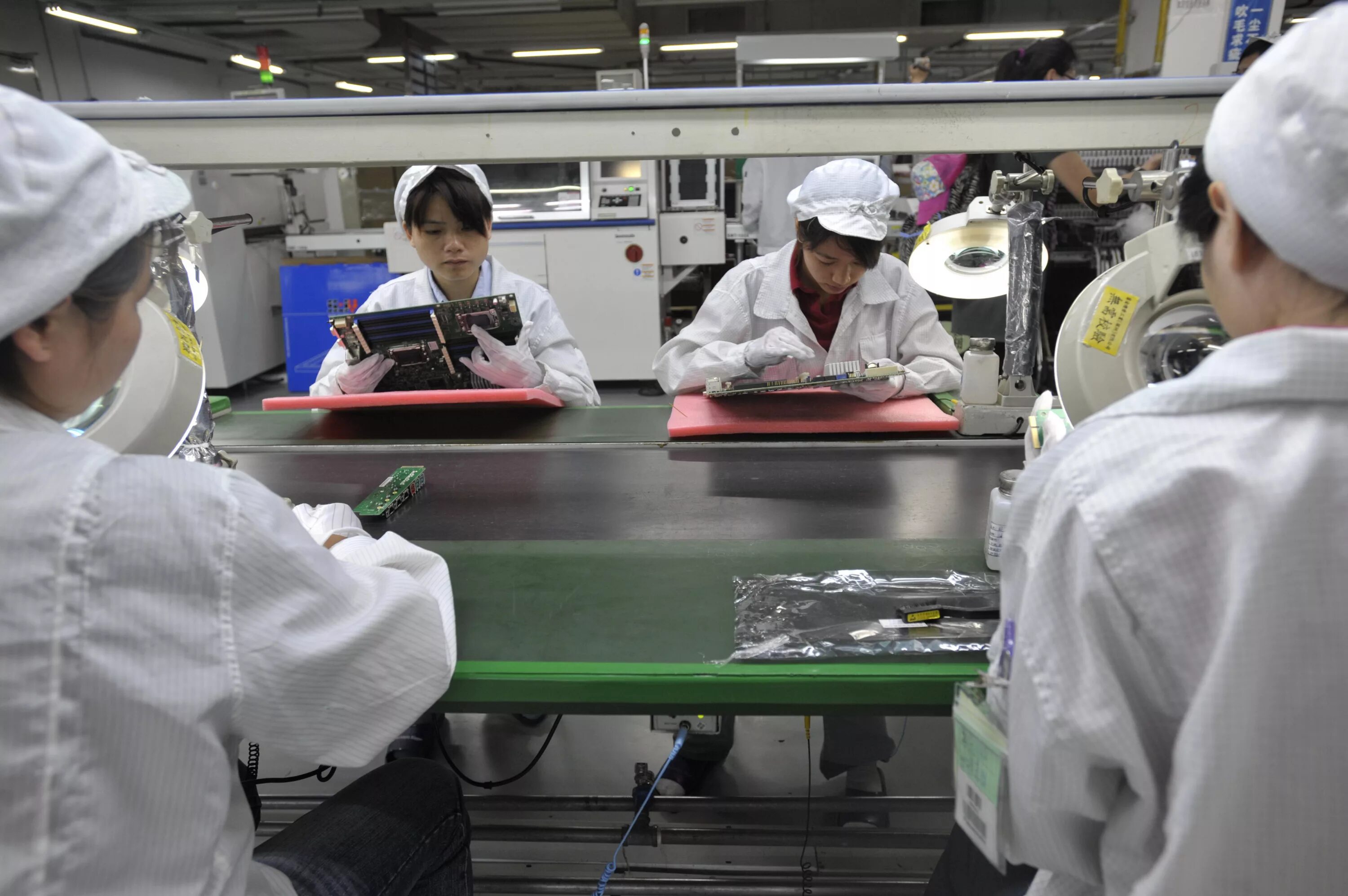 Сколько рабочих в китае. Фабрика Фоксконн Китай. Foxconn завод Apple. Фабрика Foxconn в Китае. Завод Foxconn Шэньчжэнь.