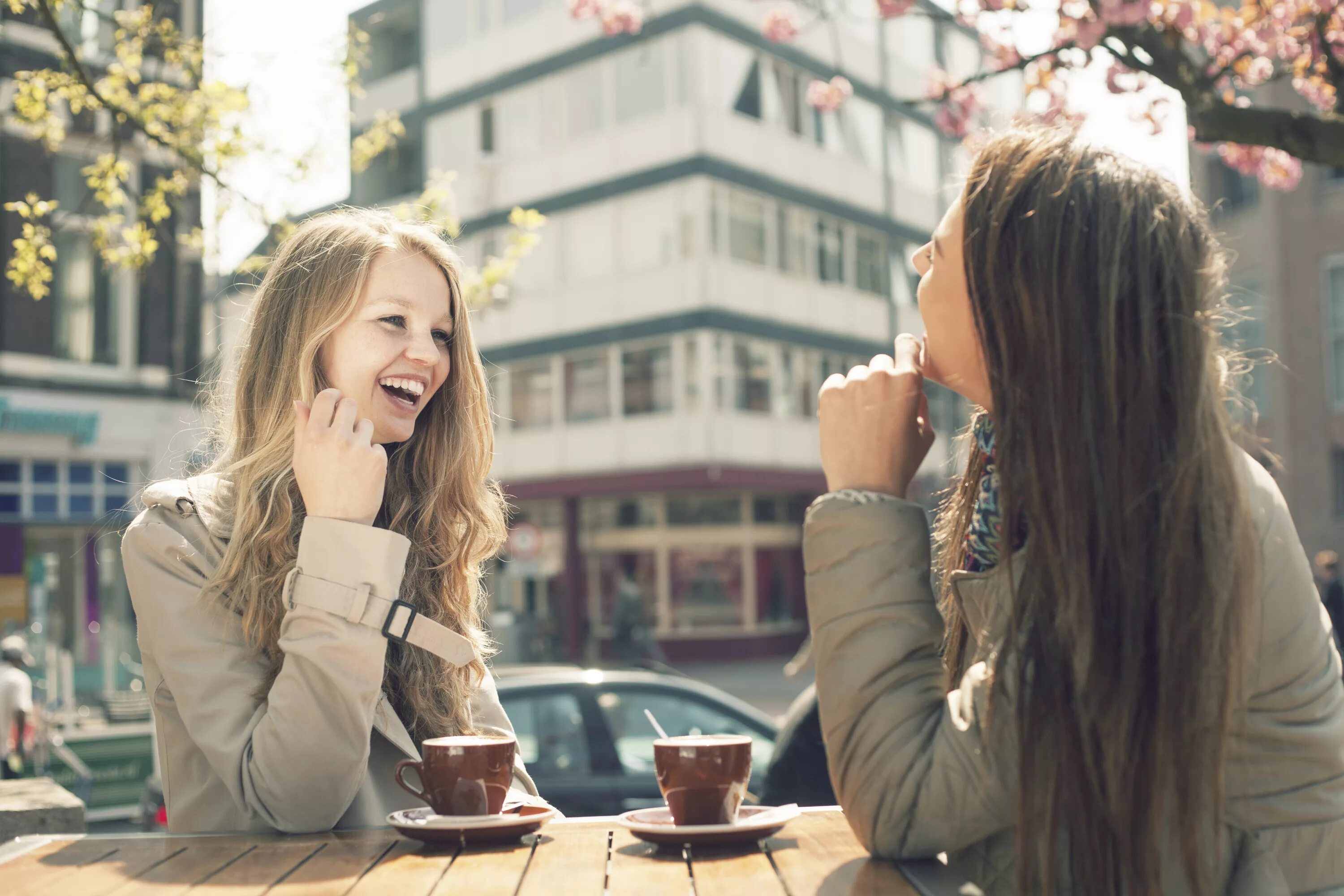 Подруги в кофейне. Девушка в кафе. Две девушки в кафе. Подруги в кафе.