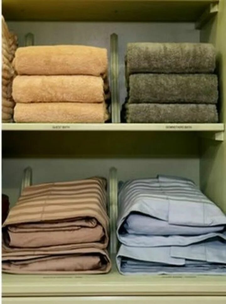 Организация полотенец. Хранение постельного белья в шкафу. Шкаф для постельного белья и полотенец. Хранение постельного белья и полотенец. Идеи хранения постельного белья.