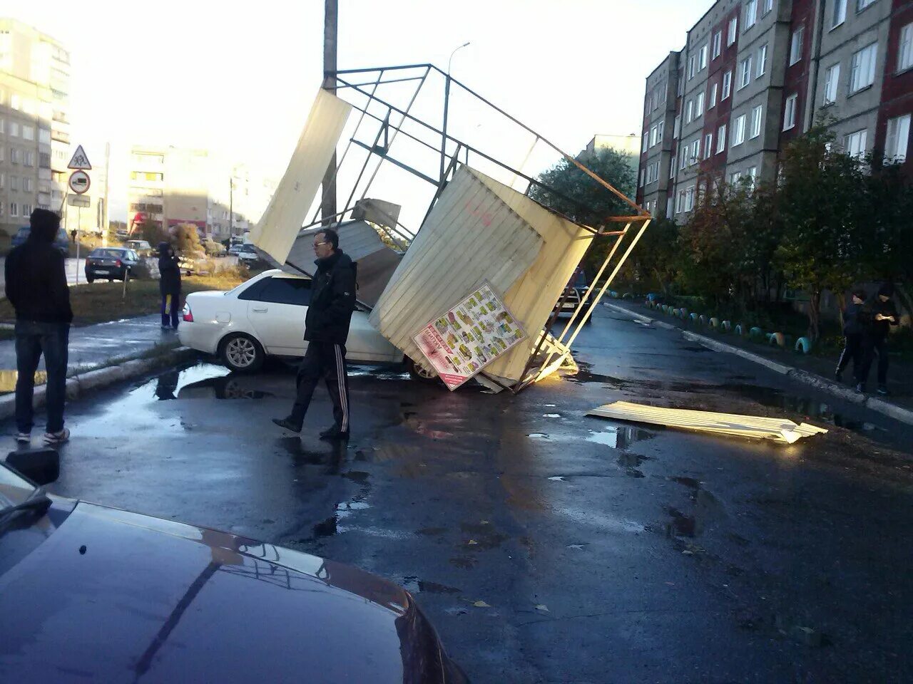 Ураган в Ульяновске. Сдуло а5 машина. Ураган в Ульяновске сегодня. Новости бури в Ульяновске. Остановись в падении