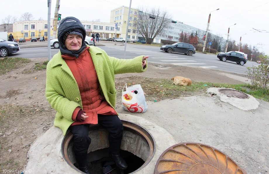 памятник андрею дементьеву в твери. фото здание теплотрасса колодец. поиск пропавших людей. кто живет в твери. люди которые живут в твери.