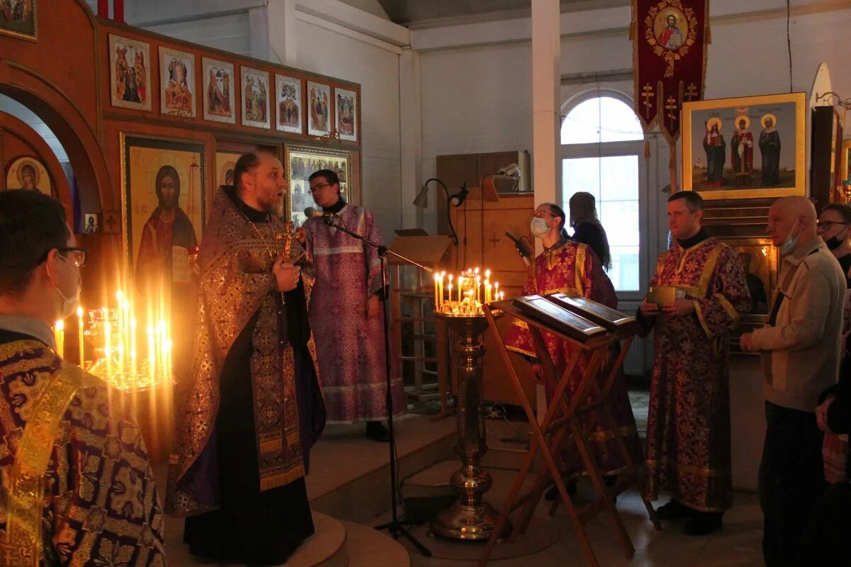 Чин прощения в храме. Прощеное воскресенье в храме. Прощённое воскресенье литургия. Церковь Воскресения. Какого месяца прощеное воскресенье в 2024 году