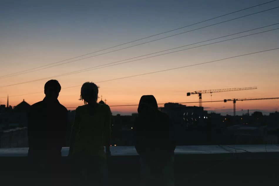 Подросток на крыше ночью. Эстетика гулять ночью с друзьями. Закат на крыше с друзьями. Друзья на закате.