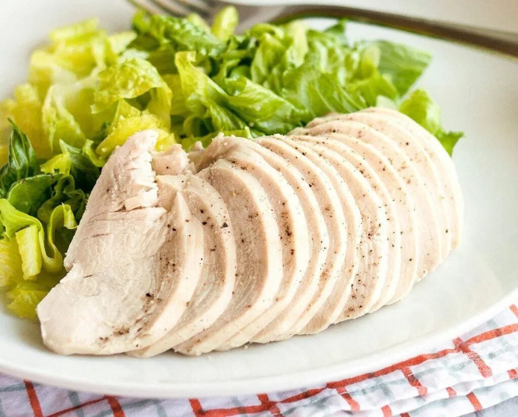 Куриная грудка. Куриная грудка. Вкусный рецепт вареной куриной грудки. Куриная грудка блю-чиз. Куриное филе отварное.