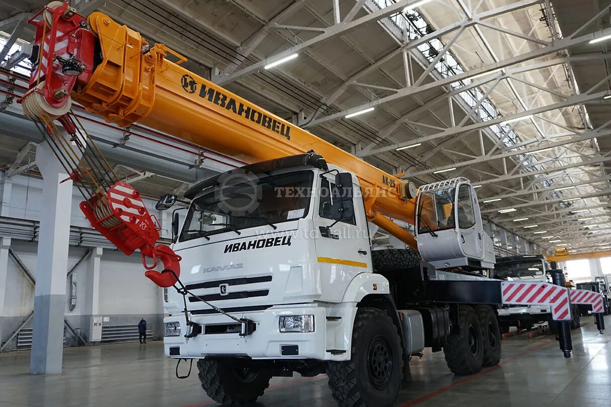 Камаз 43118 кс 45717к-3. Камаз 53605 автокран. Автокран кс-45717. Автокран кс-45717. Автокран ивановец 25 тонн.
