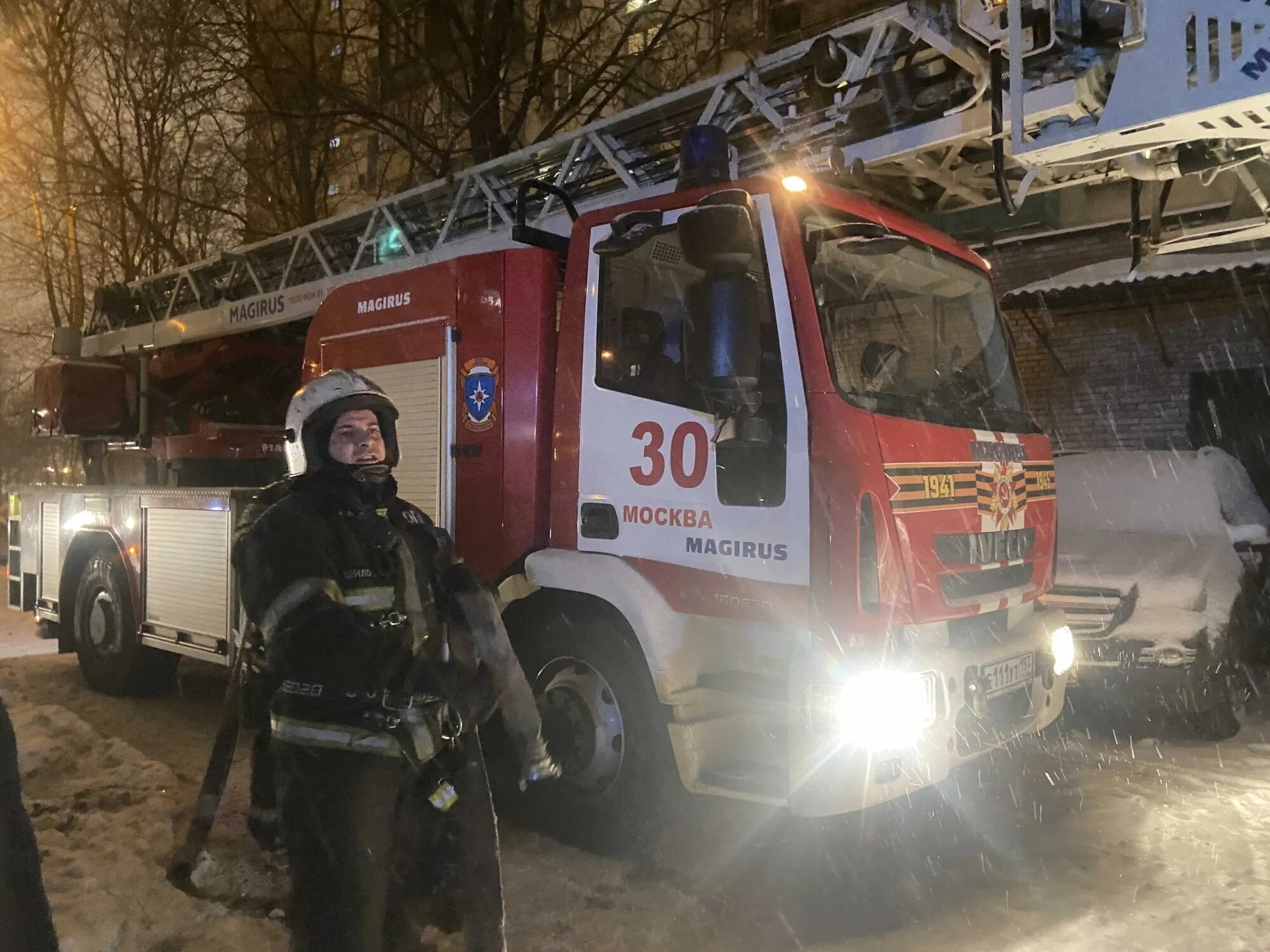 Пожар на 6 Кожуховской. Пожар в ЮВАО сейчас. Пожар на Юго-востоке Москвы. Пожарные ЮВАО.