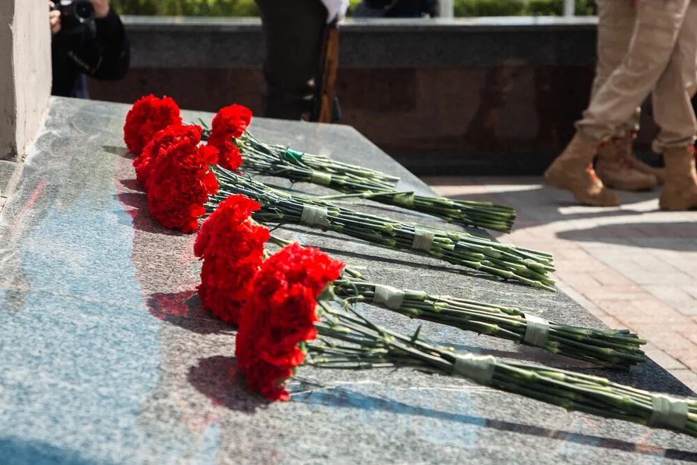 Возложение цветов к вечному огню. Возложение цветов к памятнику. Возложение цветов к обелиску на 9 мая. Возложили цветы к обелиску. Цветы на памятник.