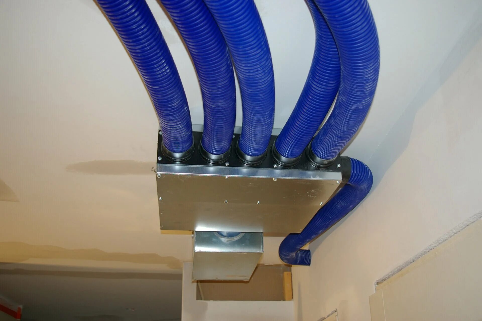 Коллектор вентиляционный. Воздуховод гибкий 75 мм для вентиляции. Воздуховоды BLAUFAST. Коллектор для гибких воздуховодов 75 мм. Система воздуховодов приточно вытяжная система гофра.