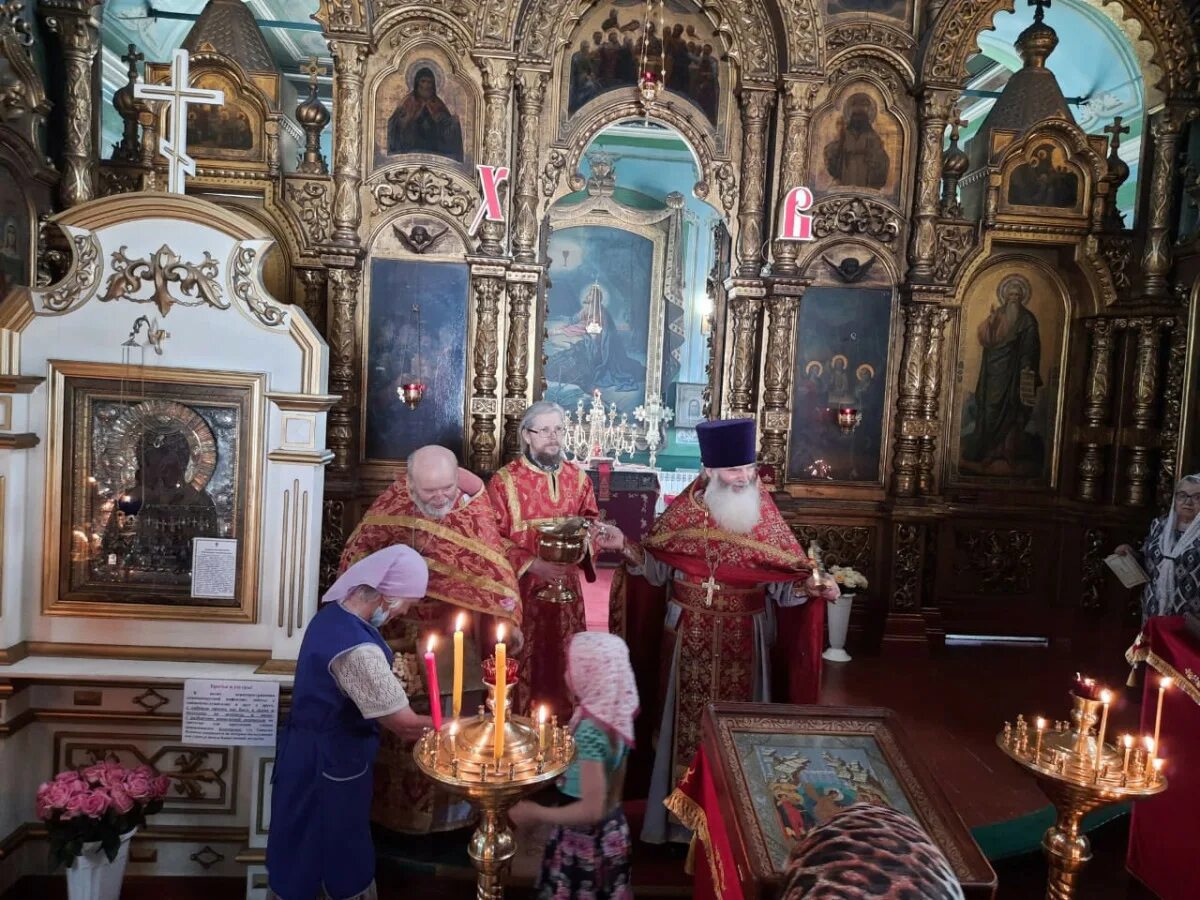 Архиерейское подворье самара. Храм святой троицы архиерейского подворья. Ирбит храм святой троицы архиерейское подворье. Архиерейское подворье на октябрьской набережной. Свято-симеоновское подворье.