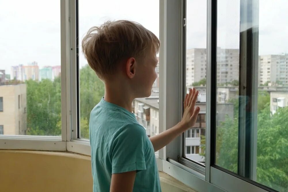 В каких случаях ребенок остается. Ребенок у окна. мальчик у окна. детские у окна. малыш у окна.