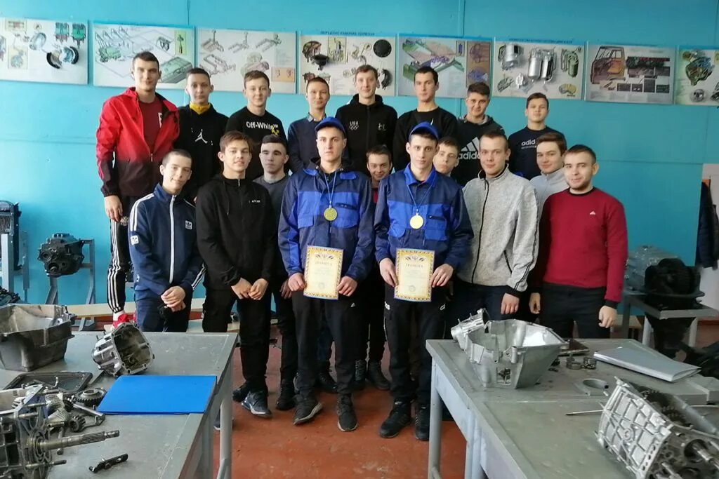 Колледж автомобильных технологий. Техникум автомеханик. Колледж автослесарь. Колледж на МОТОМЕХАНИКА. Профессия автомеханик в колледже.