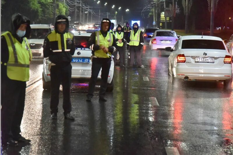 Много сотрудников дпс. Полицейский на дороге. Рейд гибдд москва. Рейд гибдд. Рейд гибдд.