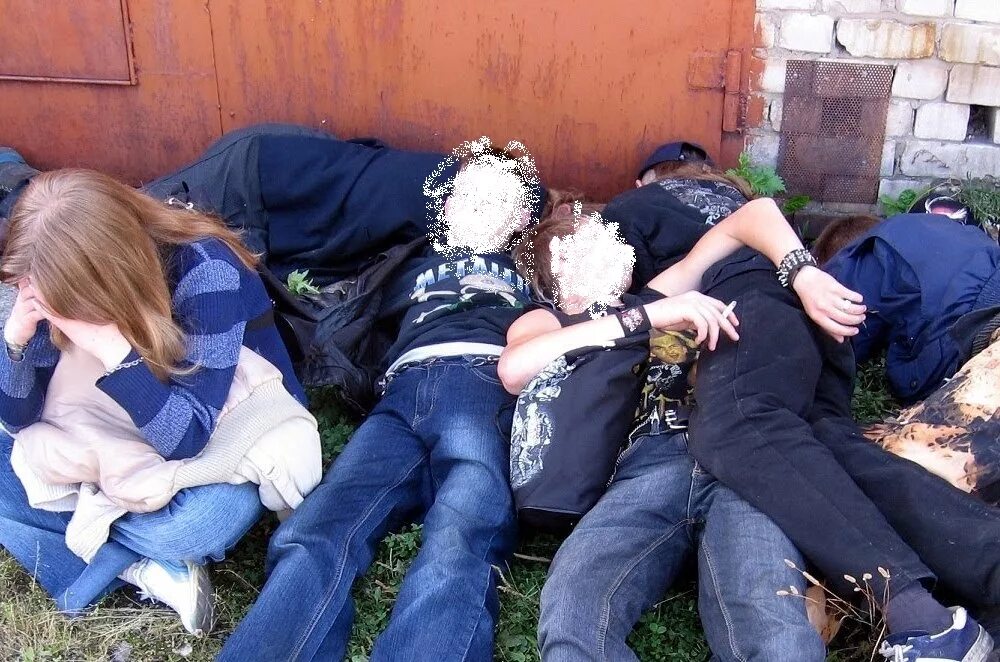 Молодежь бухает. Пьяные русские молодежь