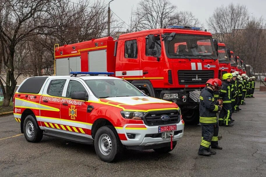 спасатель автомобильный. ивеко пожарно-спасательный автомобиль. памятник пожарный автомобиль ац-30(53а)-106а. машина мчс. машина спасателей в америке.