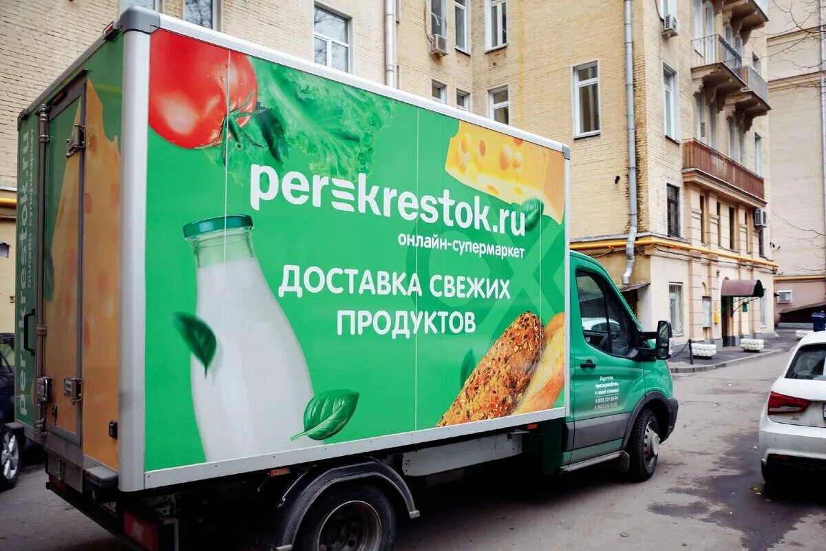 Перекресток санкт петербург доставка продуктов на дом. Машины перекрёсток впрок. Курьер перекресток впрок. Перекрёсток машина Газель. Перекресток машина доставки.