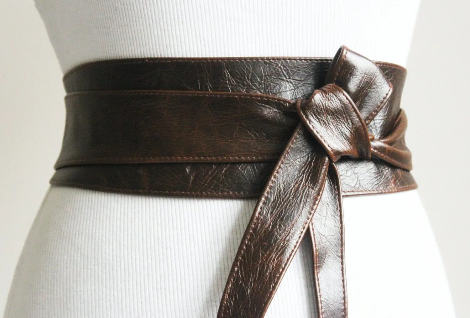 платье с поясом. красивый узел на ремне. пояс кушак черный "каляев". кожаный пояс кушак для платья. широкий кожаный пояс.