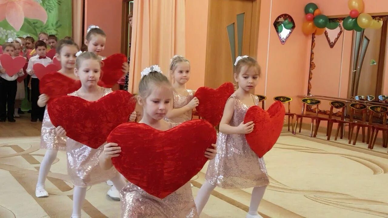 На день матери танец в детском саду. Танец на день матери. Танец с сердечками для мамы в детском саду. Танец на день матери в детском саду. Танец с сердечками в детском саду.