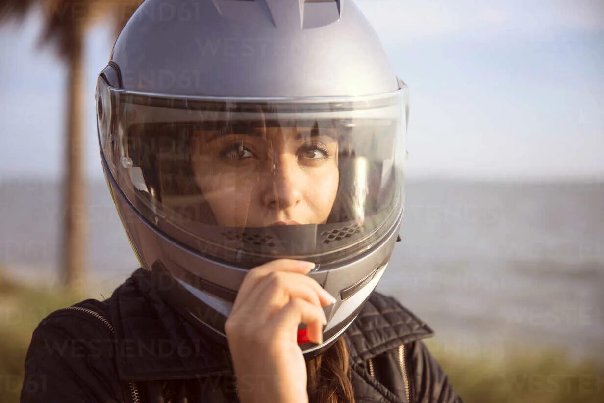 Actress in Motorcycle Helmet. Woman Full Helmet. Rishi Sunak wearing Helmet. Rishi Sunak Zelensky wearing Helmet. Wear helmets