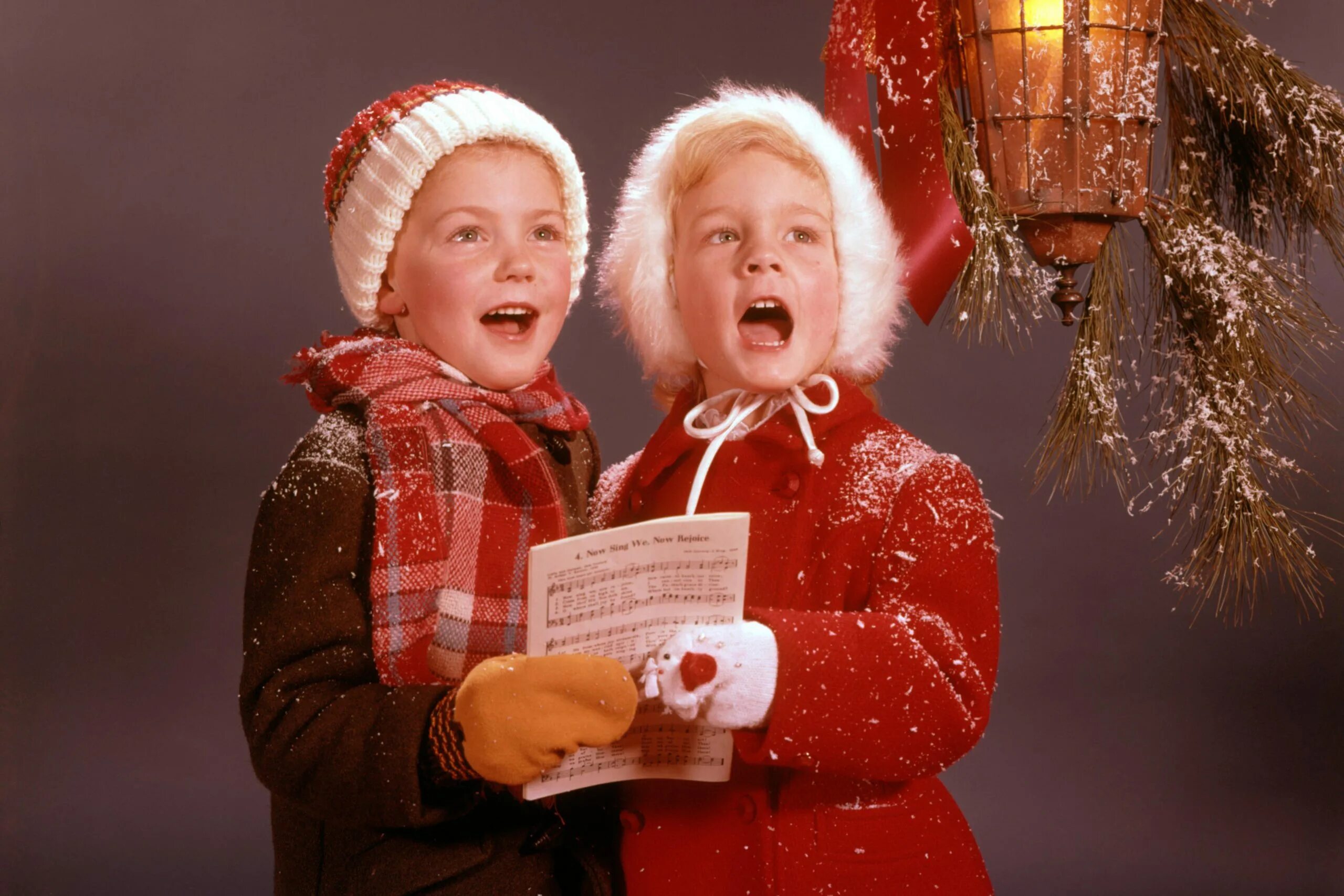 новогоднее пение. рождественские колядования в великобритании. линда нельсон рождественские деревенские. стюарт шервуд художник. New year carols.