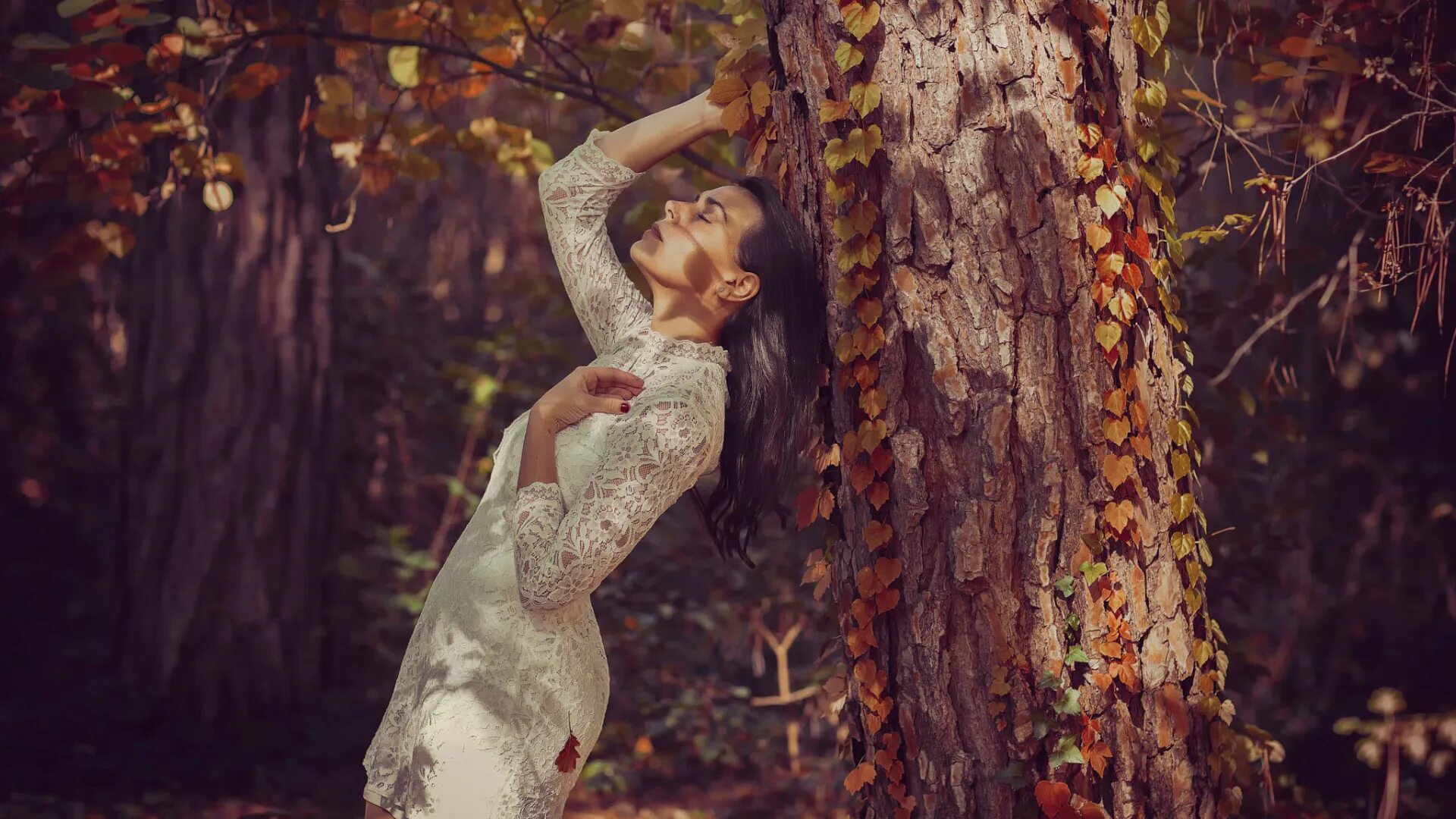 Фотосессия в лесу. Красивая фотосессия в лесу. Фотосессия в осннемлесу. Девушка дерево.