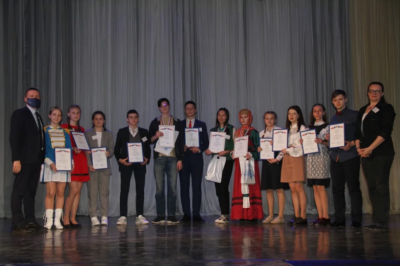 победитель ученик года 2022. ученик года 2021 ульяновск финал. ученик года призы. ученик года логотип. ученик года город волжский 2017.