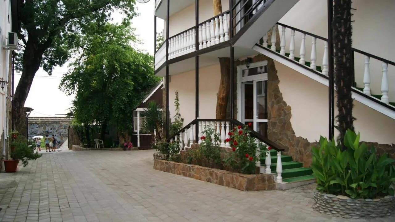 Эллинг берег лоо. Эллинг солнечный в лоо. Солнечный лоо. Гостевой дом эллинг солнечный лоо отзывы. Лоо солнечная 8.