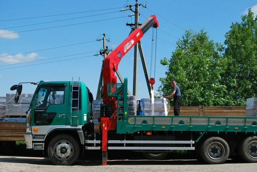 Перевозка автомобилей эвакуатором химки рядом. Манипулятор man маркировка. Манипулятор химки. Манипулятор с вагончиком. Низкорамный манипулятор hino стрела 7 тонн.