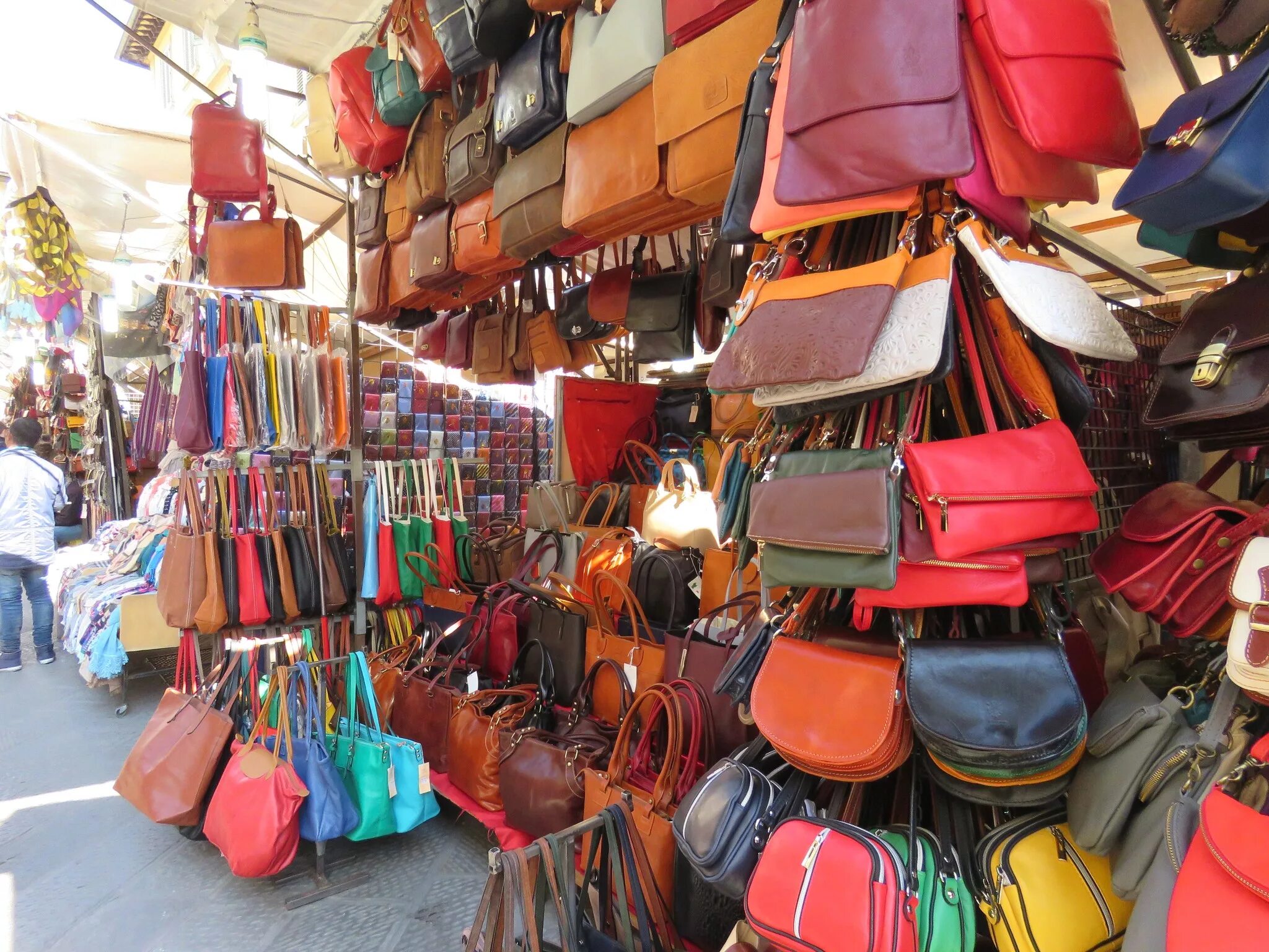 Куча сумок. Турция сумки рынок. Где продать сумку. Женские сумки много. Кожгалантерея.