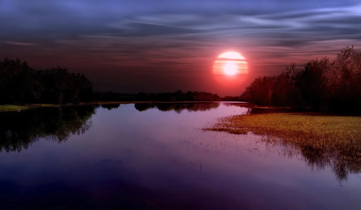 пунцовая заря. розовый закат. летний вечер. малиновые зори. пунцово багряные.