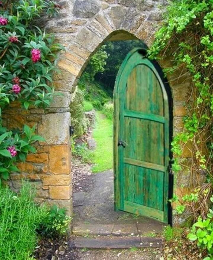 Открытая дверь в сказку. Дверь в сад. Дверь в природу. Сказочные ворота. Сказочная дверь в саду.