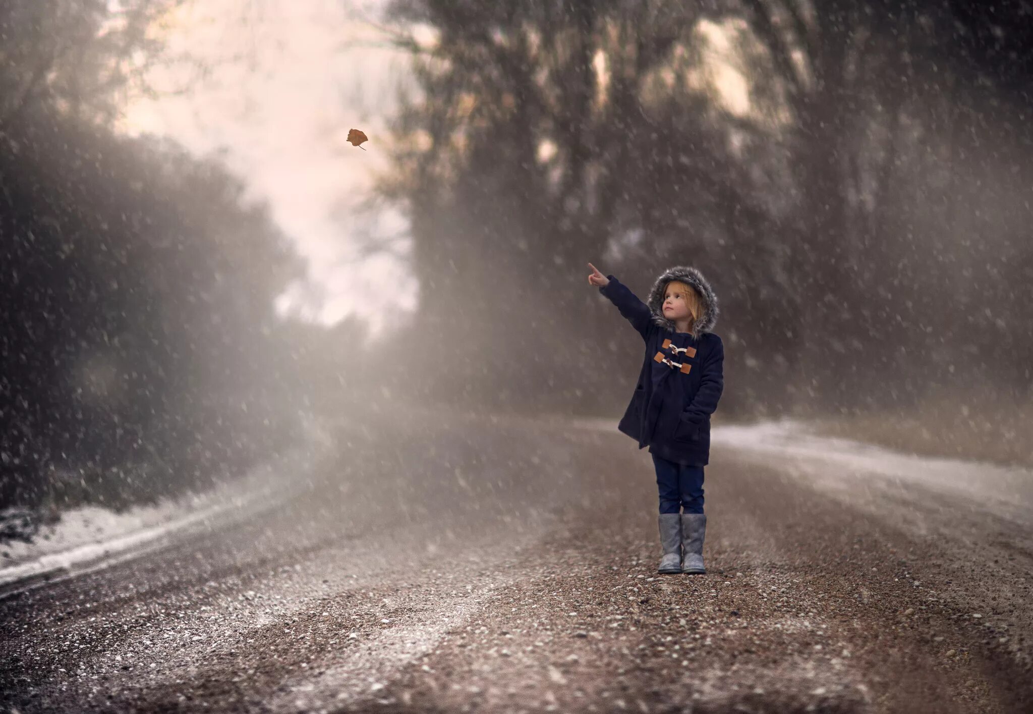 Девочка на дороге. Маленькая девочка бежит. Маленькая девочка на дороге. Дети на дороге зима.