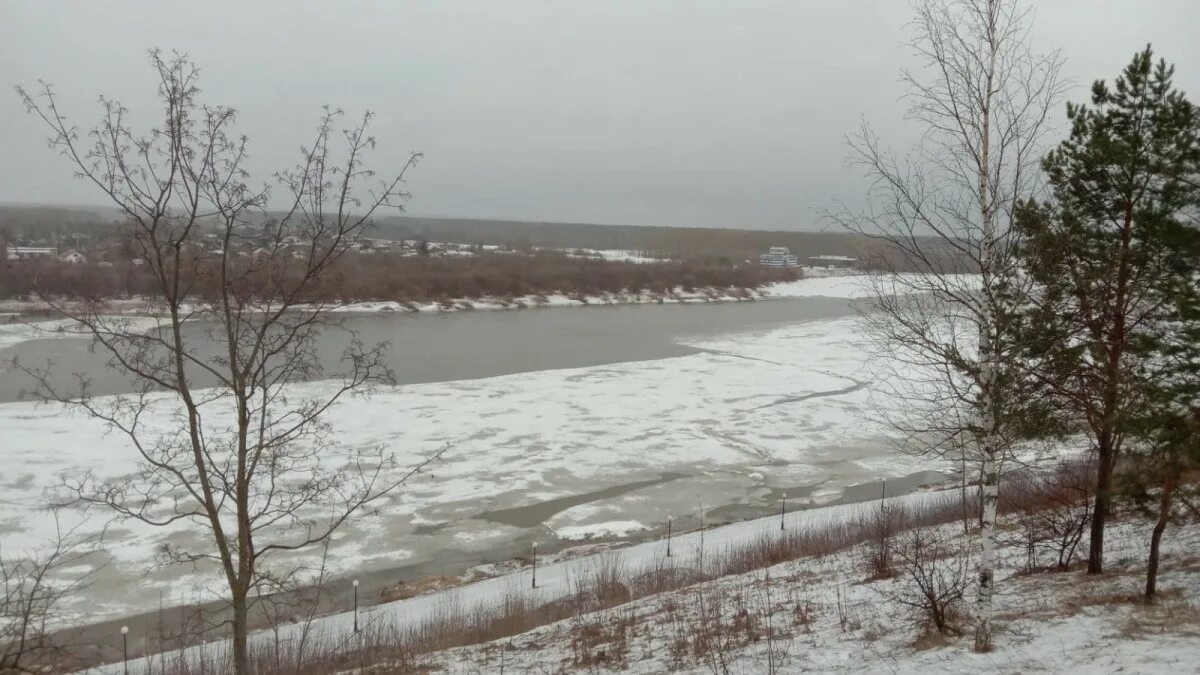 Уровень реки вятки в вятских полянах. Разлив реки Вятка. Половодье на Вятке. Река Вятка 2023. Уровень воды Вятки город Киров.