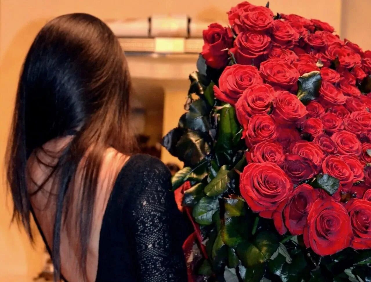 Девушка с букетом роз. Букет цветов для девушки. Девушка с большим букетом цветов. Брюнетка с букетом роз.